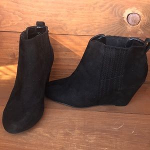Black velvety wedge booties